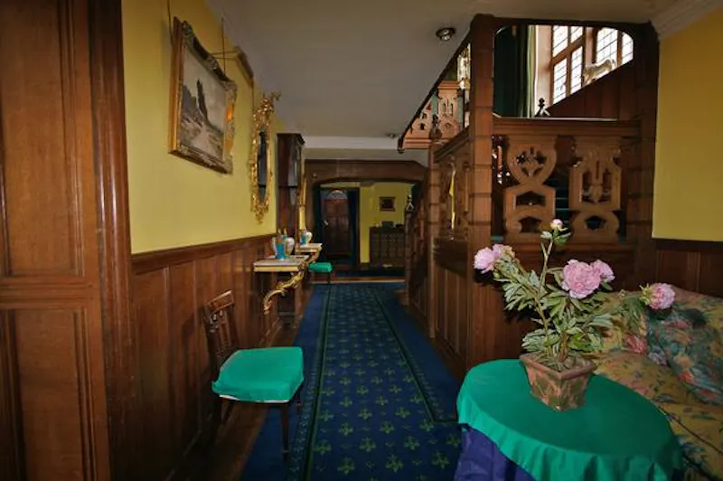 Entrance hall at Crawley Victorian country house, M329 (photo 3)