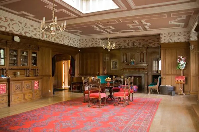 Dining room at Crawley Victorian country house, M329 (photo 4)