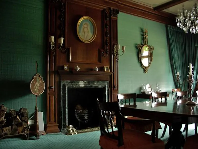 Dining room at Crawley Victorian country house, M329 (photo 8)