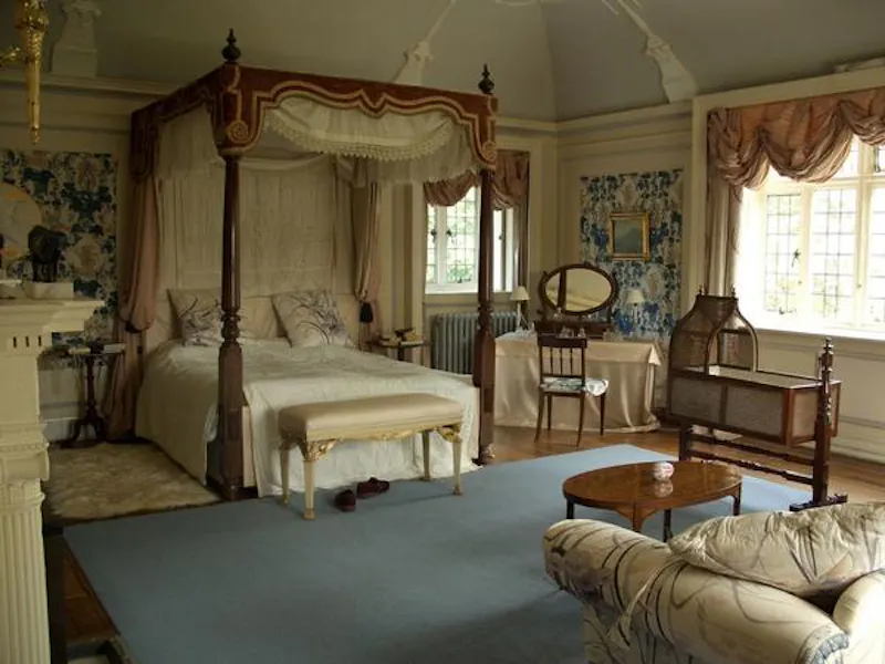Bedroom at Crawley Victorian country house, M329 (photo 16)