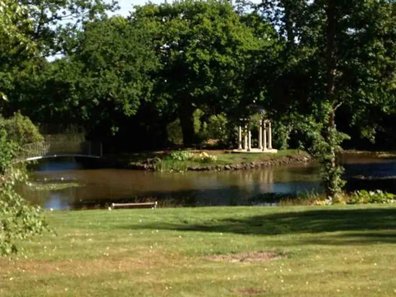 Pond at Crawley Victorian country house, M329 (photo 27)