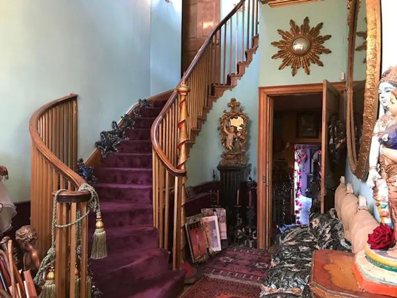 Entrance hall at Bohemian house near Newark, A1509 (photo 3)