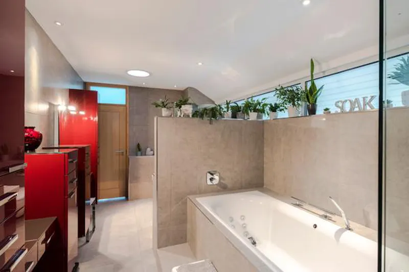 Bath at Cool Chichester beach house, K445 (photo 27)