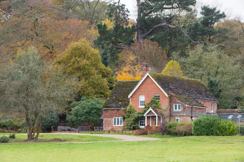 Pretty Sussex open plan house, D2437