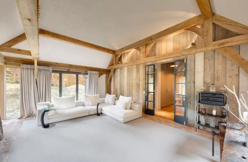 Beams at Pretty Sussex open plan house, D2437 (photo 4)