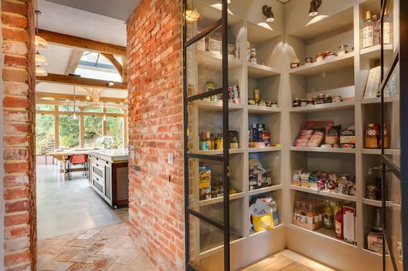 Exposed brick at Pretty Sussex open plan house, D2437 (photo 5)