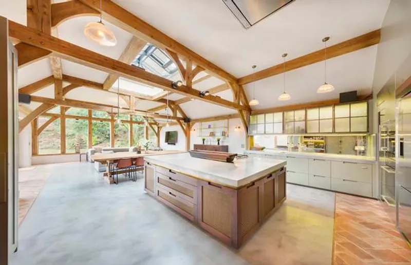Beams at Pretty Sussex open plan house, D2437 (photo 6)
