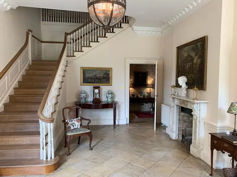 Entrance hall at Moreton-in-Marsh manor, A1510 (photo 3)