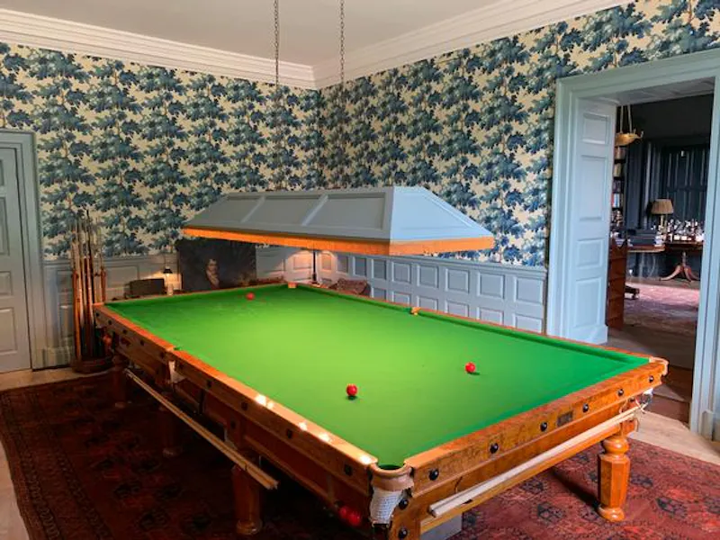 Wallpaper at Moreton-in-Marsh manor, A1510 (photo 14)