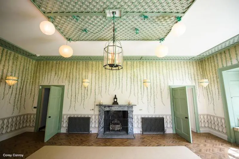Wallpaper at Ornate Scottish estate near Glasgow, G308 (photo 15)