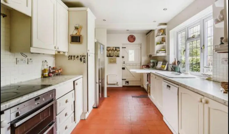 Kitchen at Film location C916 in Kent (photo 4)