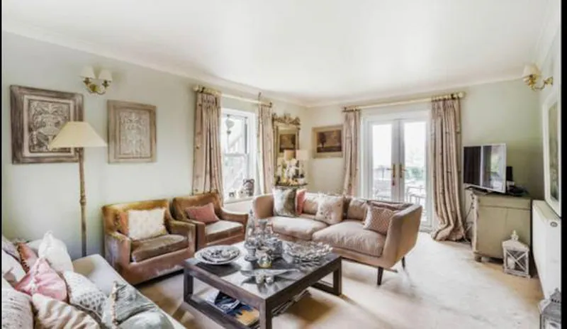 Living Room at Film location C916 in Kent (photo 6)