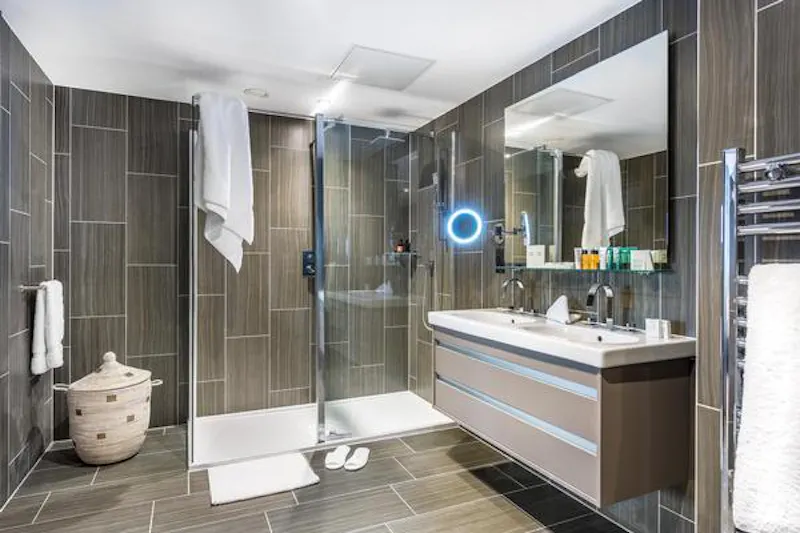 Bathroom at Contemporary Old St hotel, R833 (photo 13)
