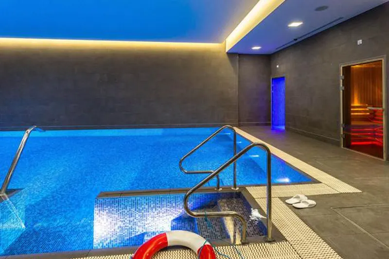 Swimming pool - indoor at Contemporary Old St hotel, R833 (photo 14)