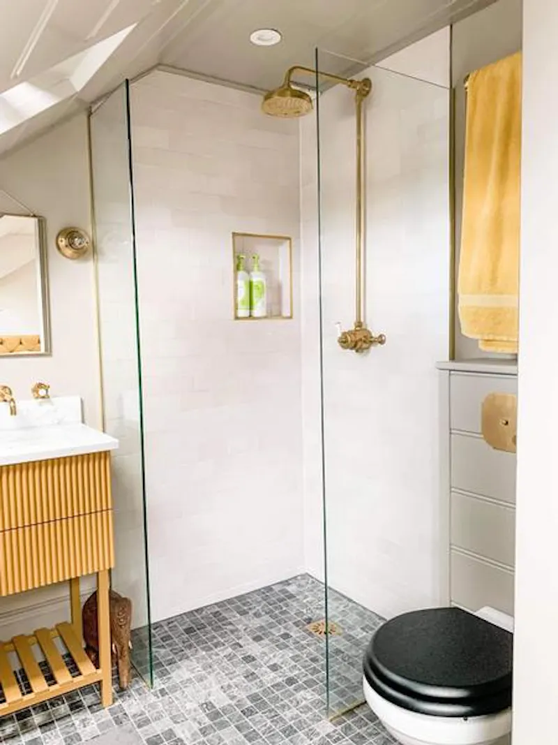 Bathroom at Thames view Barnes house, A1511 (photo 14)