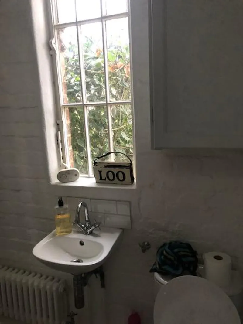 Bathroom at Film location B1871 in Hertfordshire (photo 7)