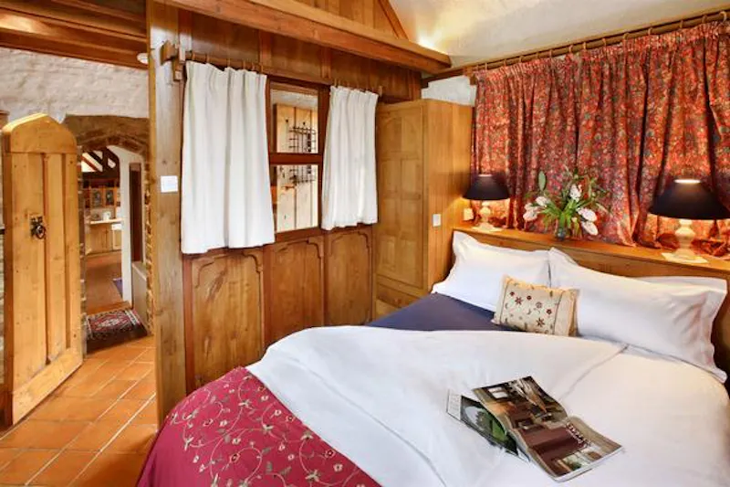 Bedroom at Film location L705 in Oxfordshire (photo 6)
