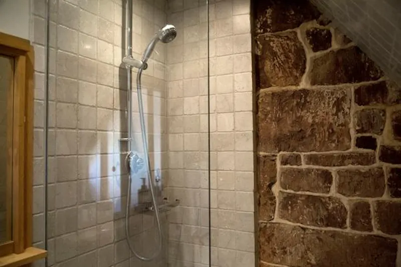 Bathroom at Film location L705 in Oxfordshire (photo 12)