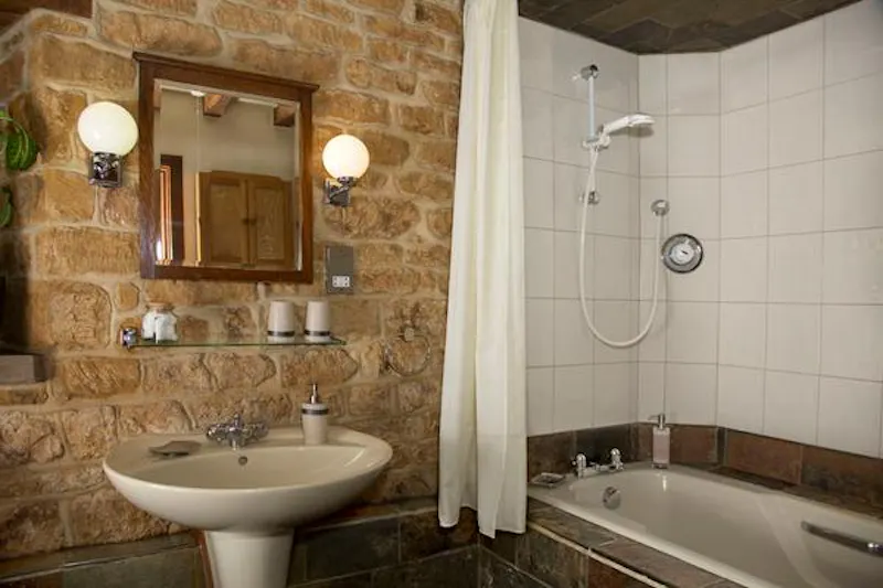 Bathroom at Film location L705 in Oxfordshire (photo 38)
