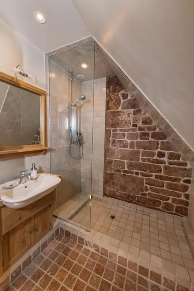 Shower at Film location L705 in Oxfordshire (photo 48)