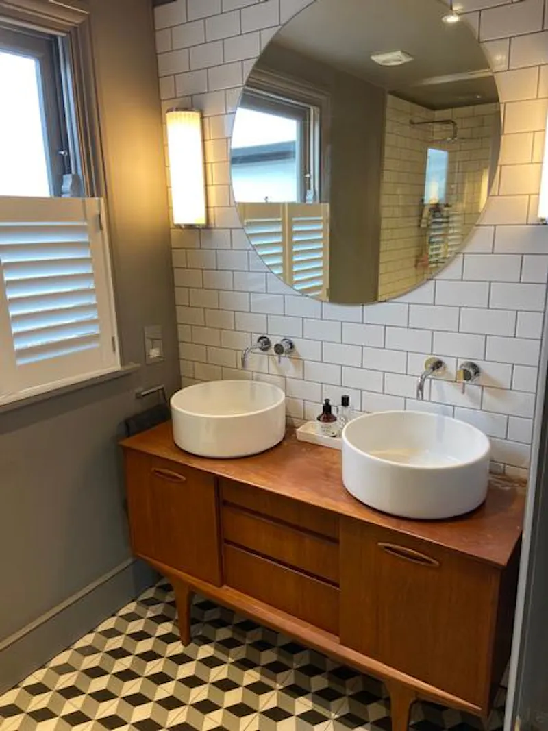 Bathroom at Film location B1875 in London (photo 29)