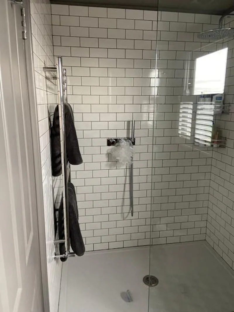 Shower at Film location B1875 in London (photo 31)