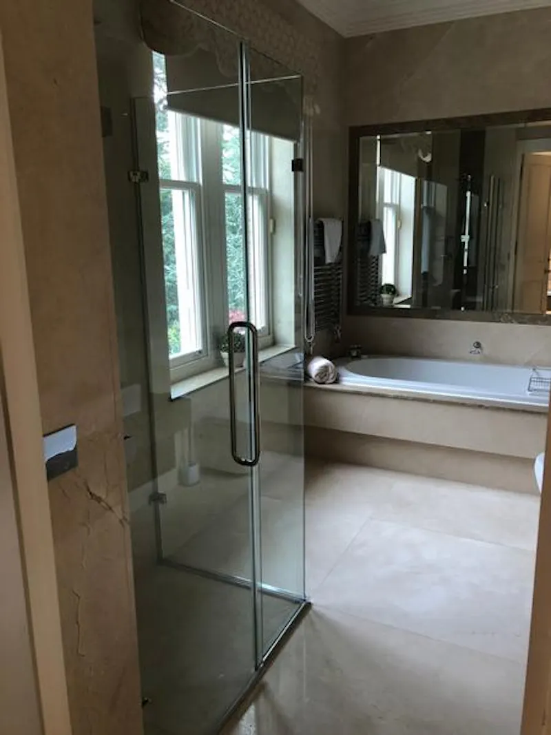 Bathroom at Luxury Weybridge mansion, D2443 (photo 26)
