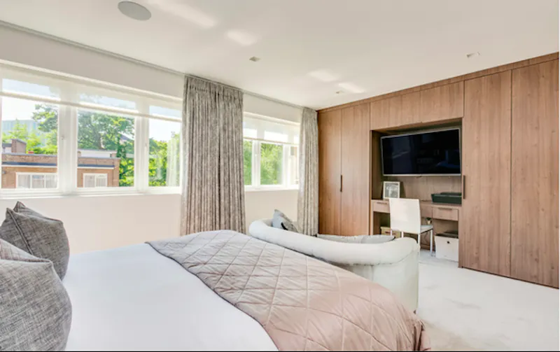 Bedroom at Modern Kensington townhouse, D2444 (photo 13)
