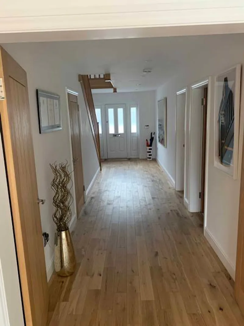 Entrance hall at Film location D2445 in Hampshire (photo 2)