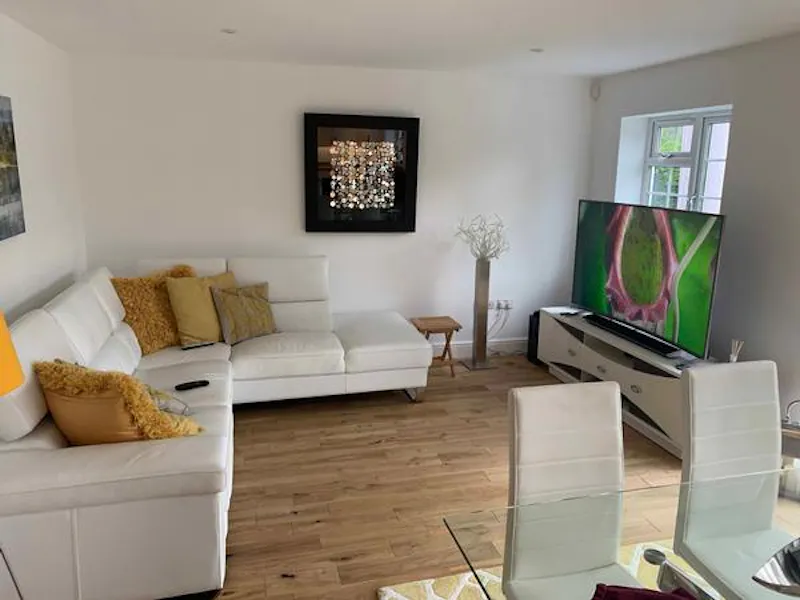 Living Room at Film location D2445 in Hampshire (photo 5)