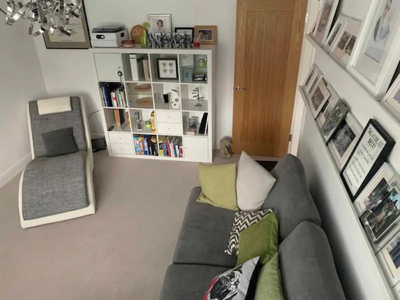 Living Room at Film location D2445 in Hampshire (photo 7)