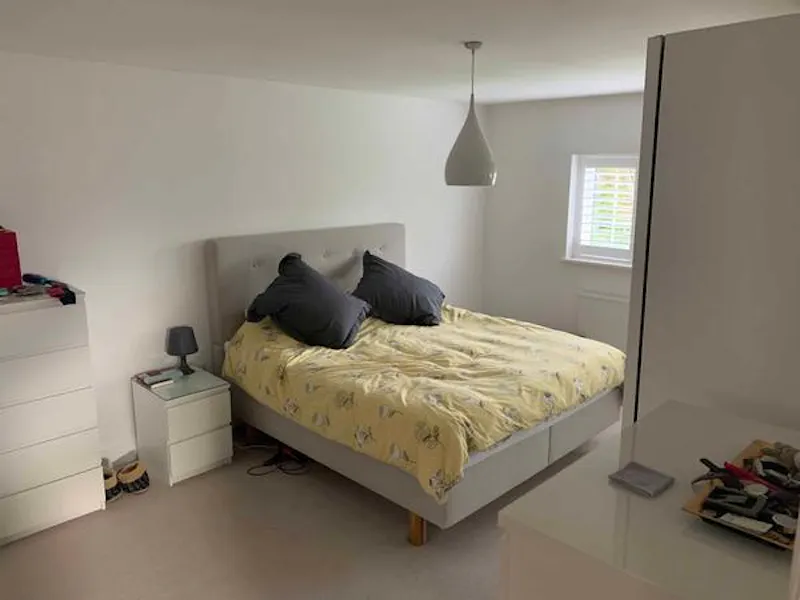 Bedroom at Film location D2445 in Hampshire (photo 12)