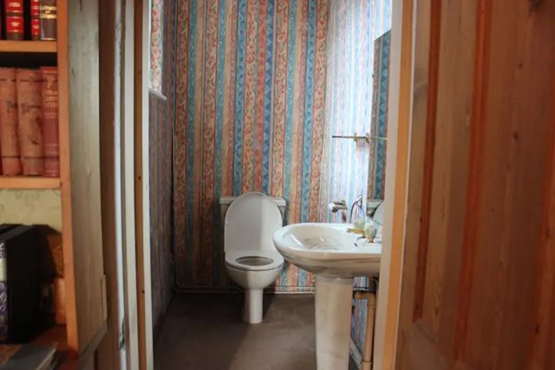 Bathroom at Medieval hall in Essex, M330 (photo 10)