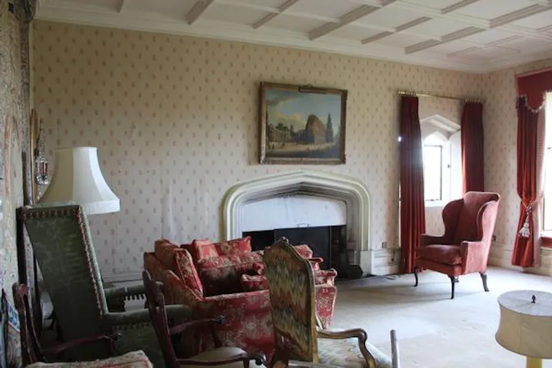 Sitting room at Medieval hall in Essex, M330 (photo 19)