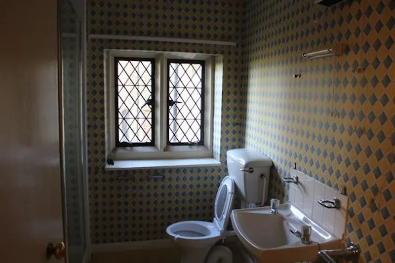Bathroom at Medieval hall in Essex, M330 (photo 64)