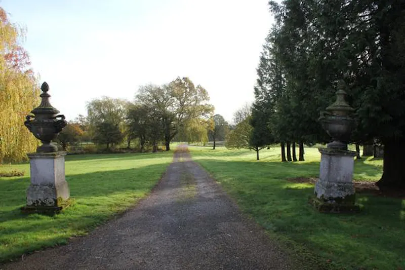 Driveway at Medieval hall in Essex, M330 (photo 128)