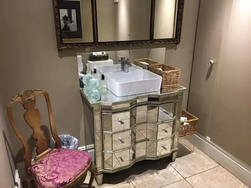 Bathroom at Film location SHOP38 in London (photo 12)