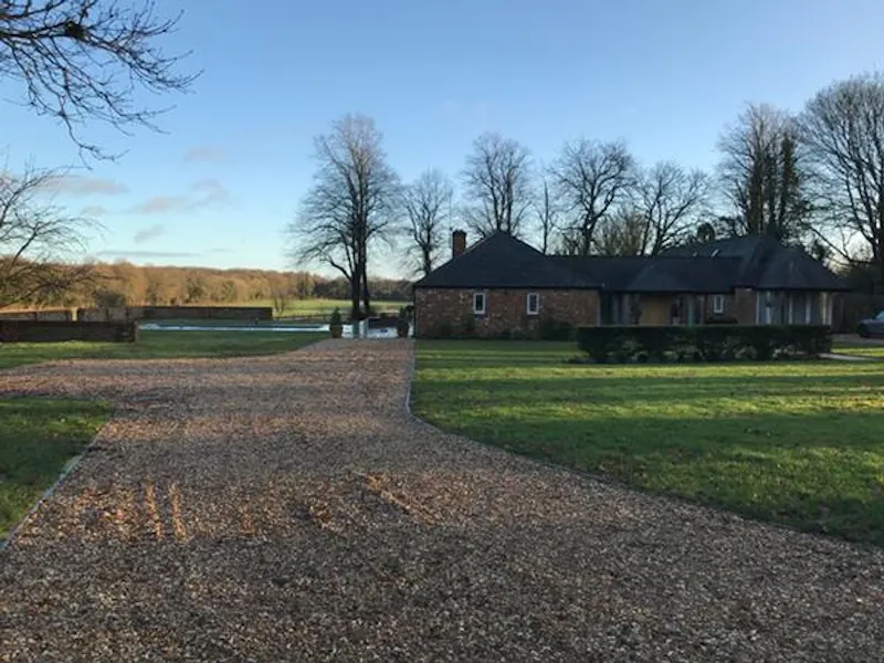 Driveway at Rural Hampshire bungalow, D2446 (photo 14)