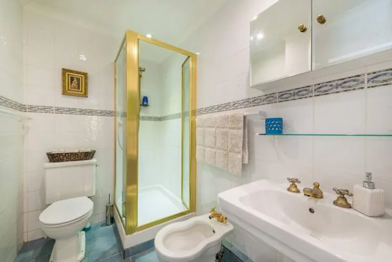 Bathroom at Neo-Georgian Richmond house, A1515 (photo 9)