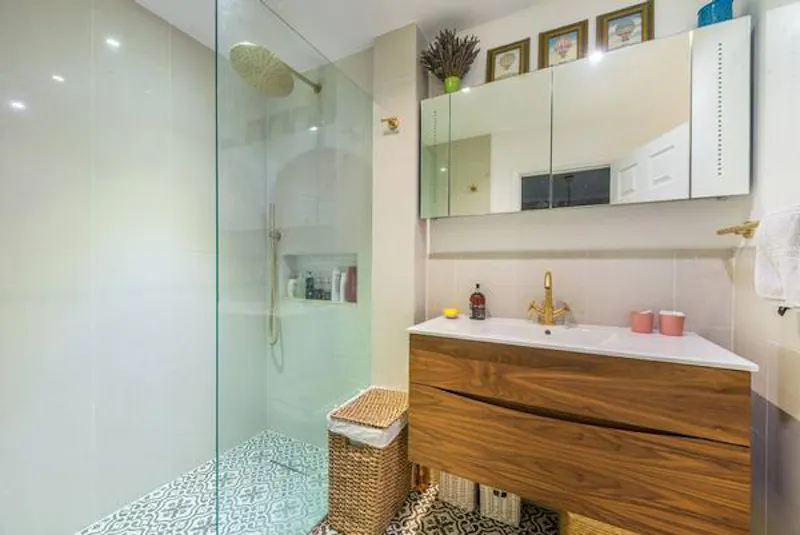 Shower at Neo-Georgian Richmond house, A1515 (photo 12)