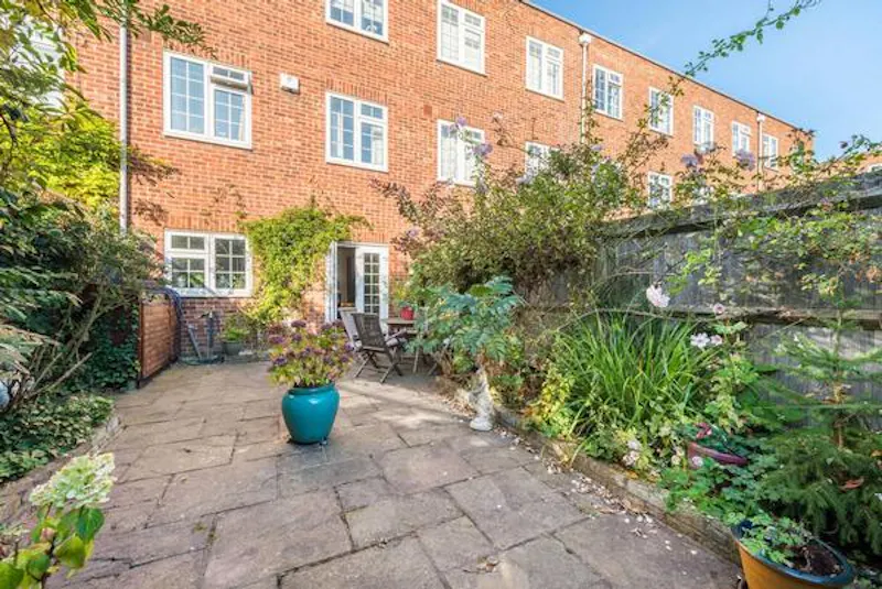 Garden at Neo-Georgian Richmond house, A1515 (photo 14)