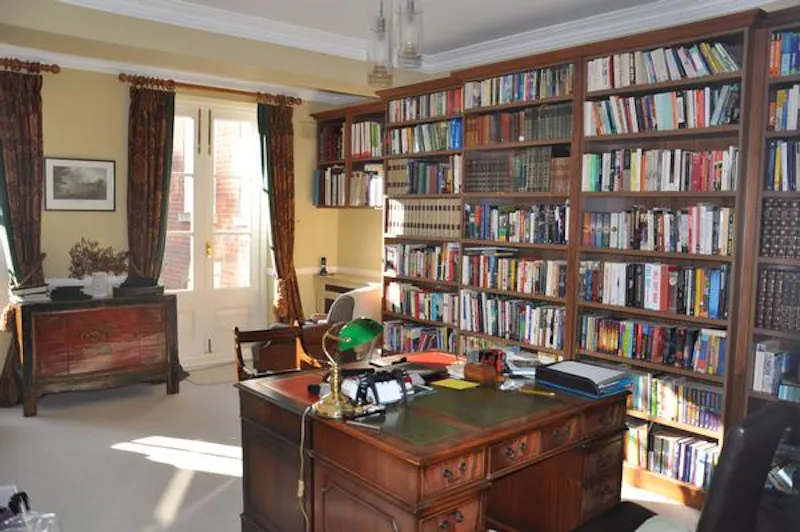 Library at Farningham manor house, A1518 (photo 4)