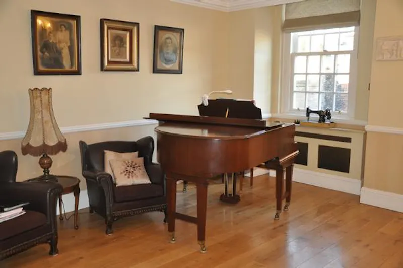 Piano at Farningham manor house, A1518 (photo 7)