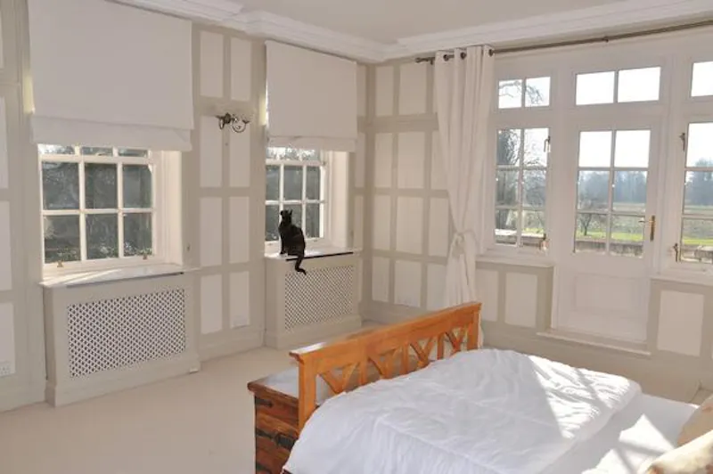 Bedroom at Farningham manor house, A1518 (photo 9)