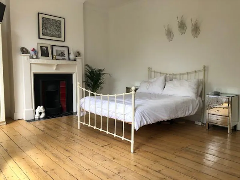 Bedroom at Newington Green family house, B1877 (photo 13)