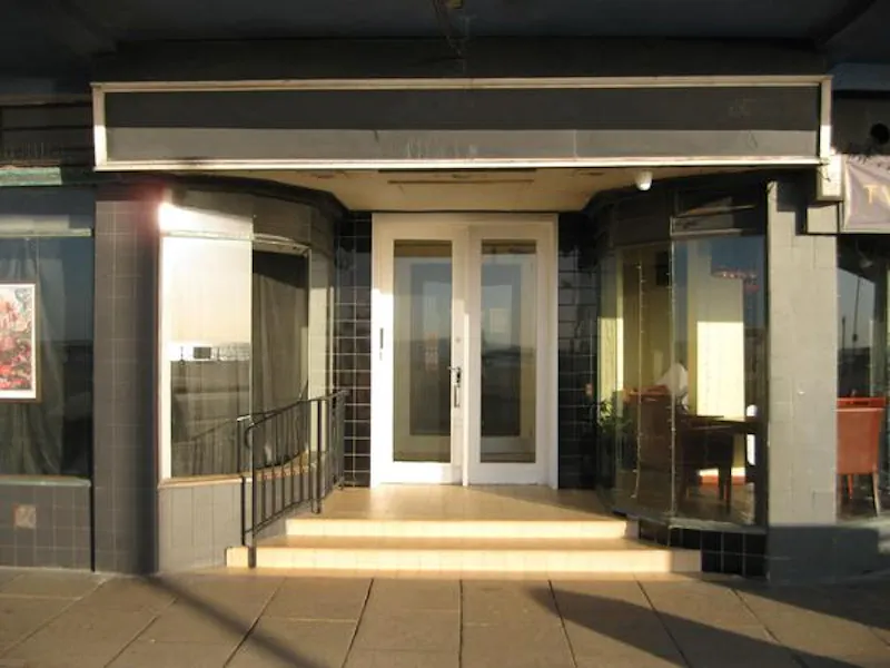 Art Deco beach-front apartments, R835 (photo 2)