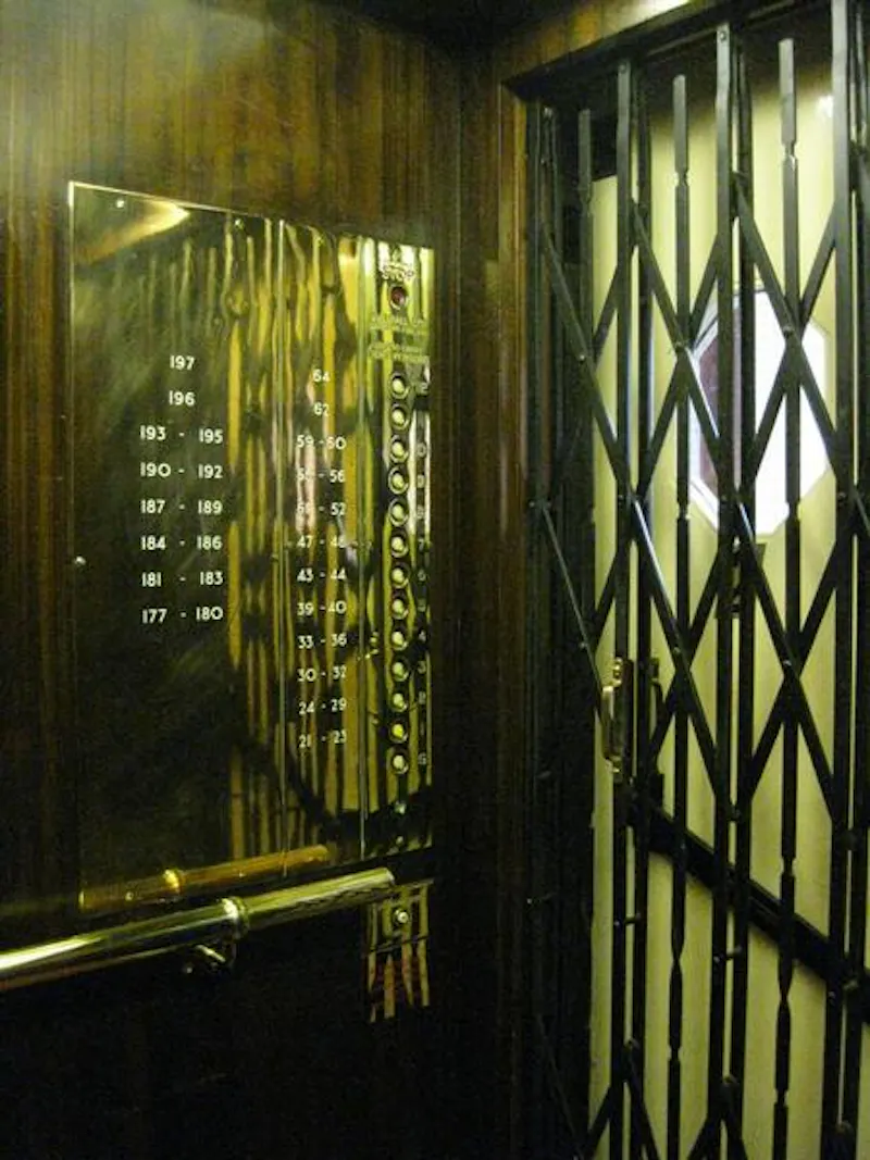 Lift at Art Deco beach-front apartments, R835 (photo 4)