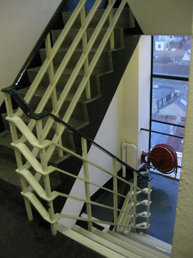 Staircase at Art Deco beach-front apartments, R835 (photo 5)