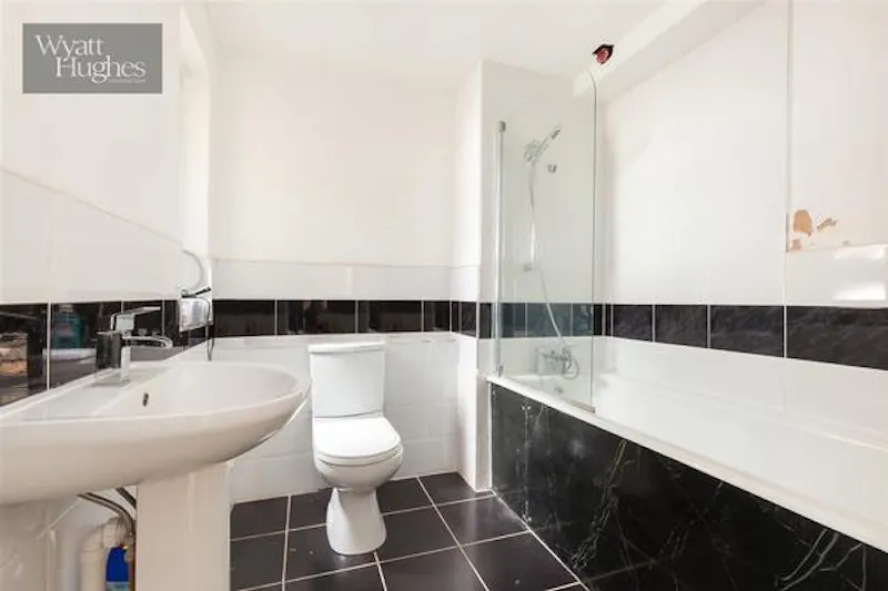 Bathroom at Art Deco beach-front apartments, R835 (photo 7)