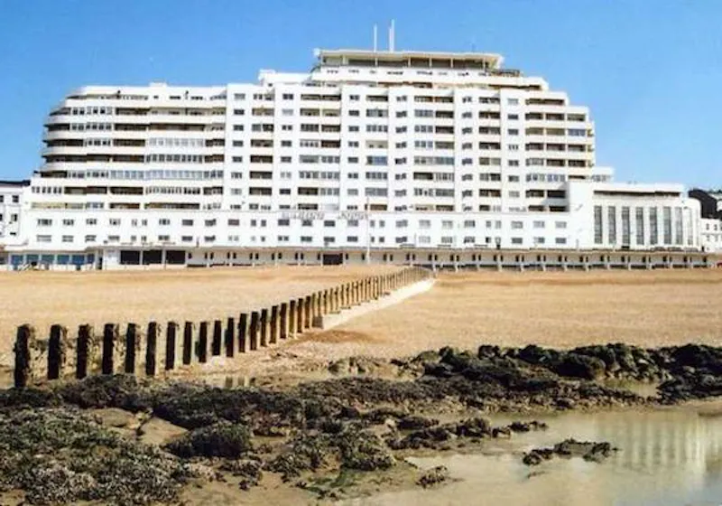 Art Deco beach-front apartments, R835 (photo 19)